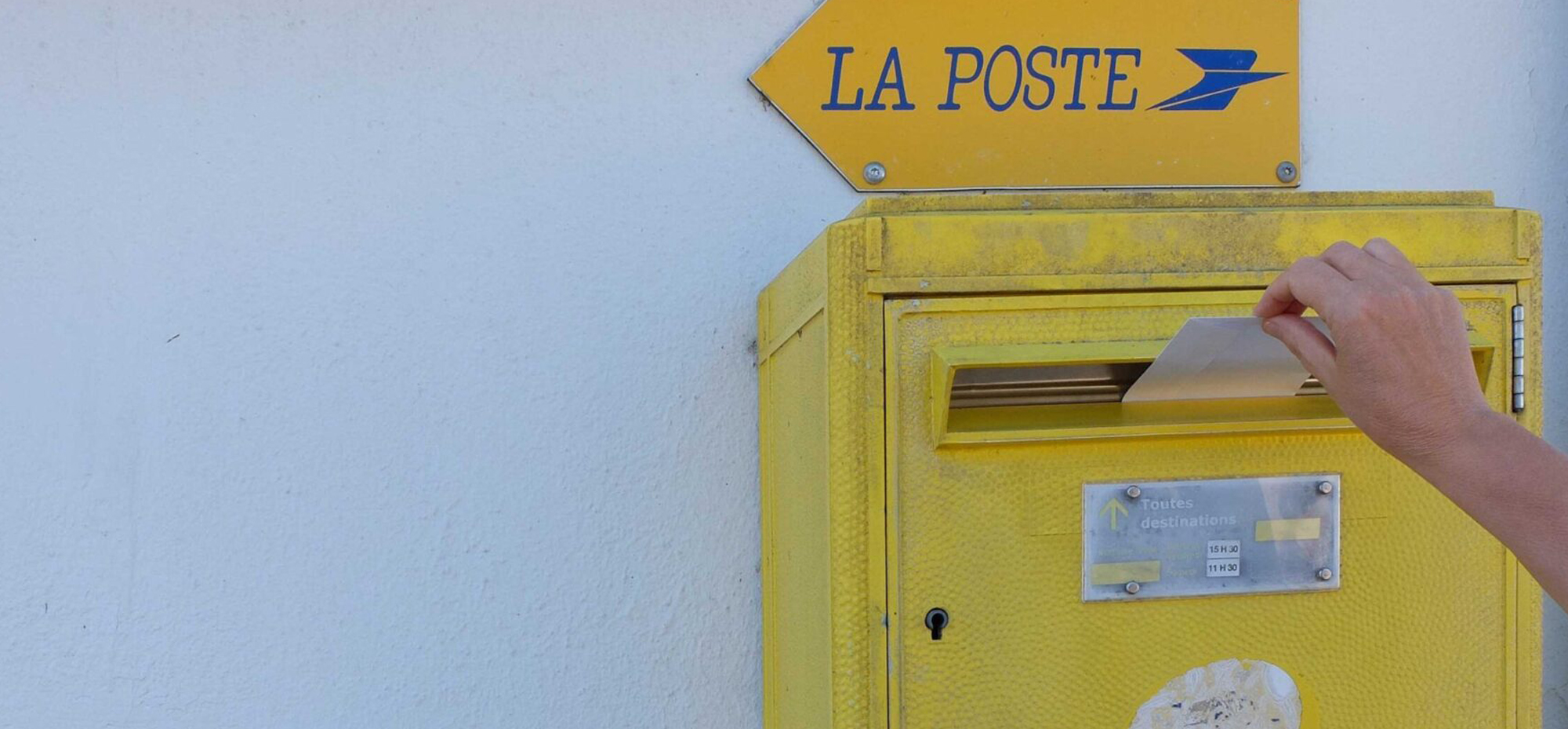 BOITE AUX LETTRES JAUNE DE LA POSTE