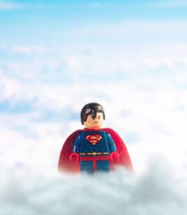 Superman légo dans les nuages