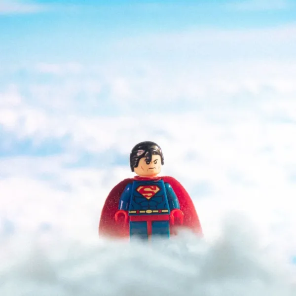 Superman légo dans les nuages