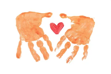 EMPREINTES DE MAINS AUTOUR D'UN COEUR