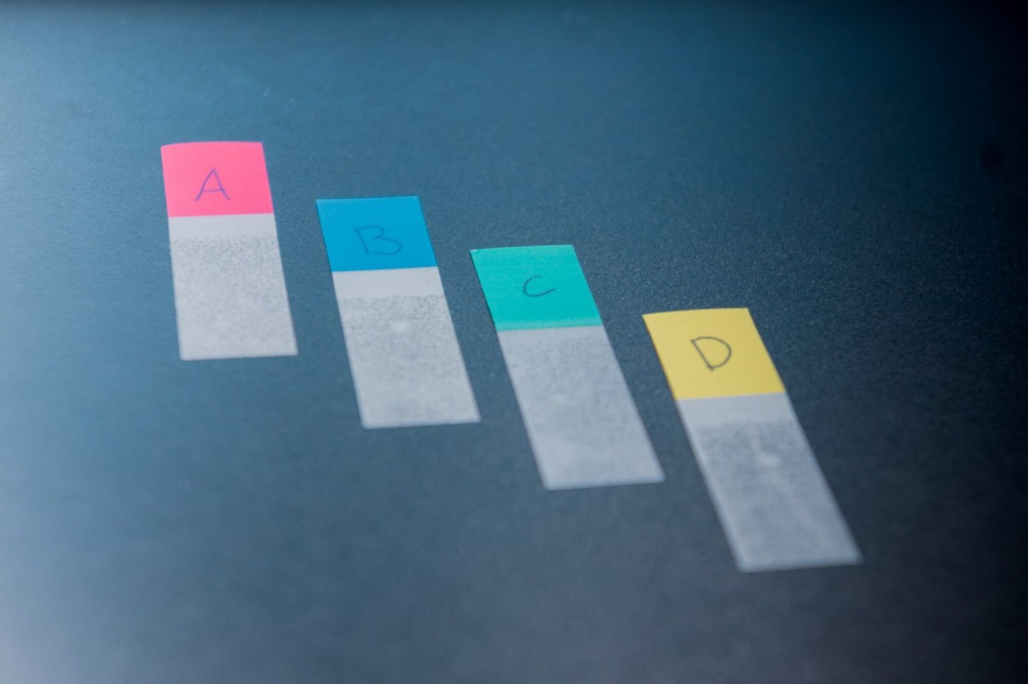 QUATRE POST IT DE COULEURS