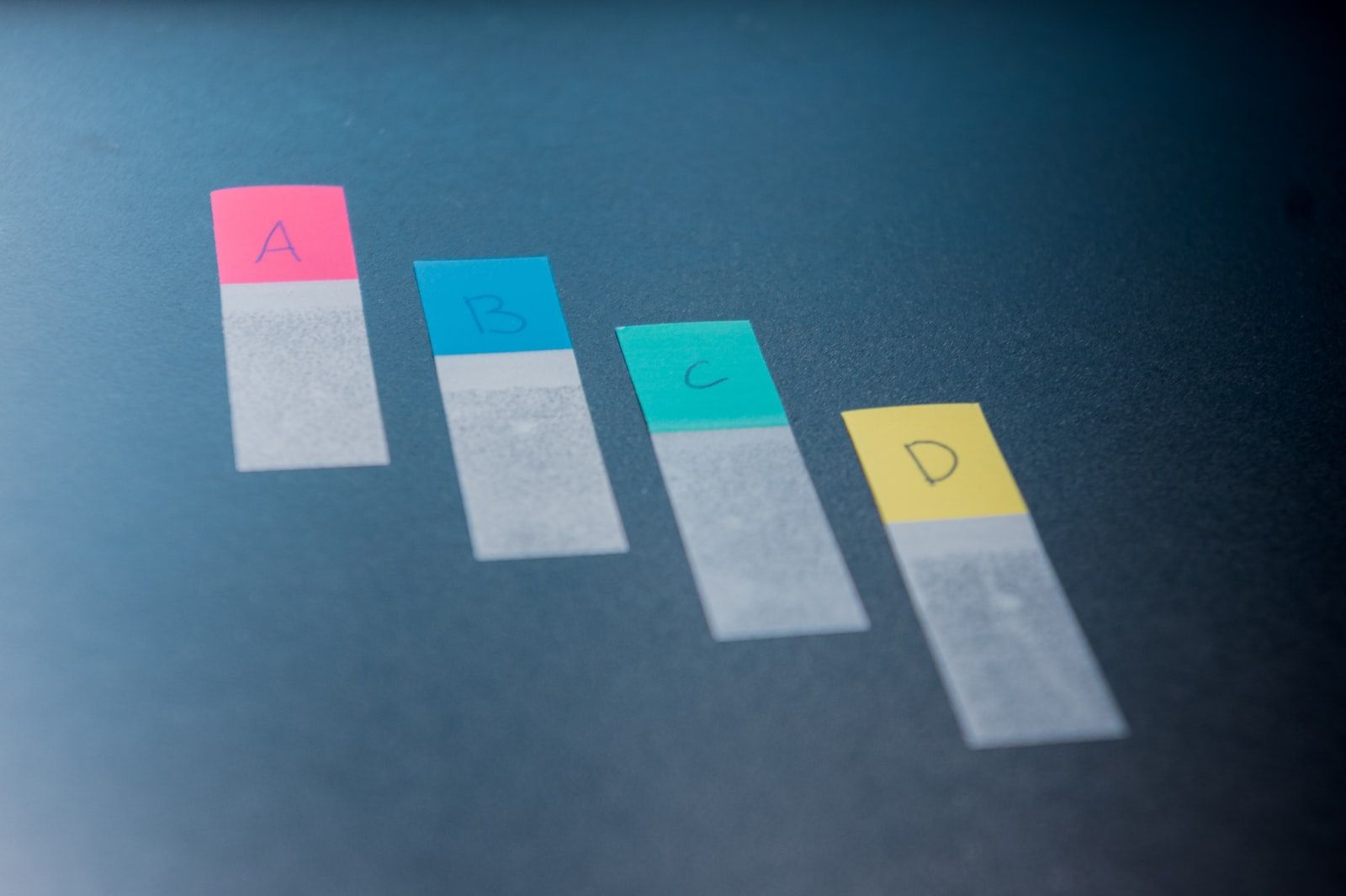 QUATRE POST IT DE COULEURS