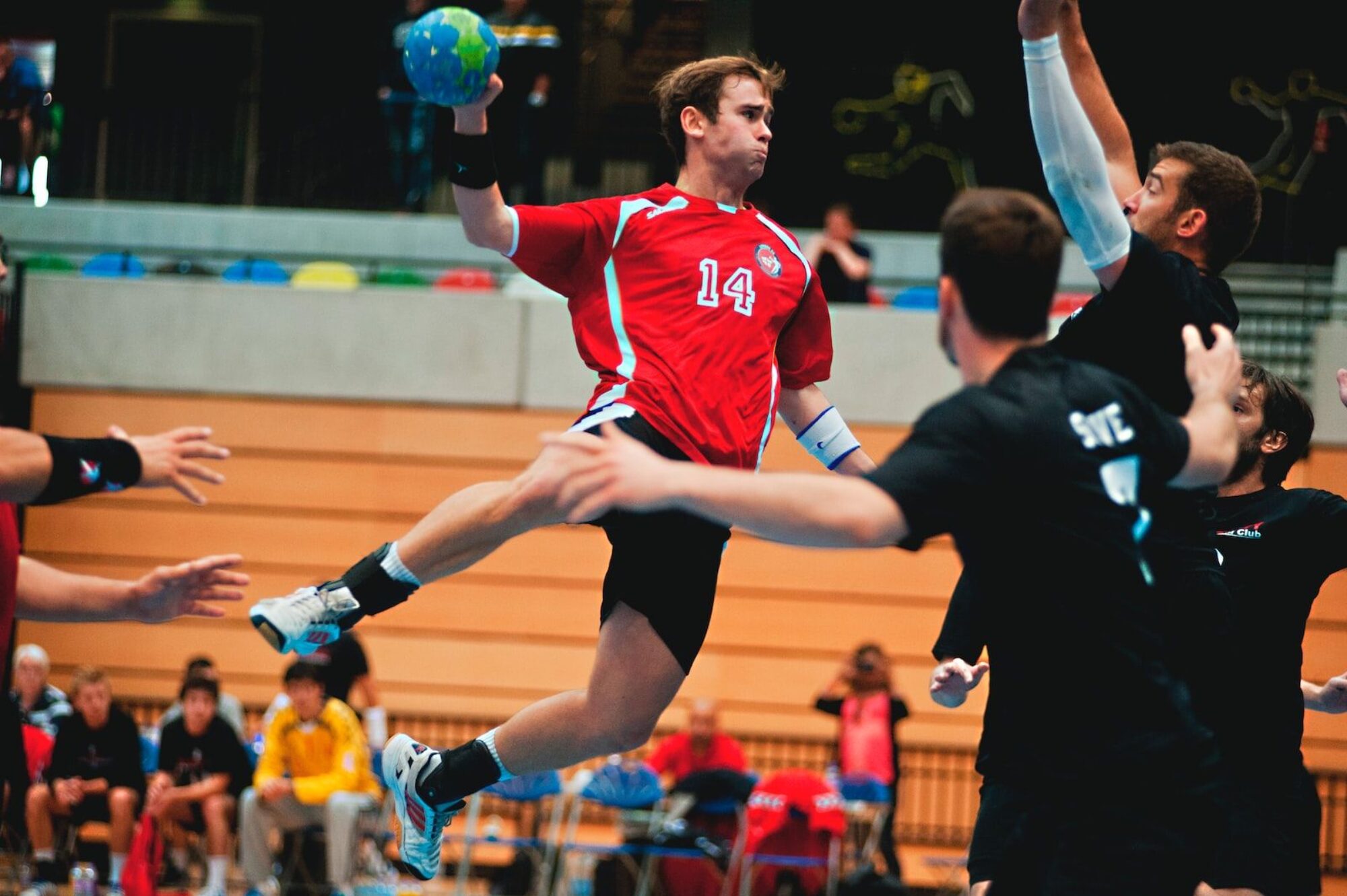 HANDBALLEUR QUI MARQUE AVEC UN BALLON BLEU