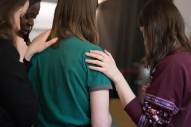 QUATRES FEMMES QUI SE SOUTIENNENT MUTUELLEMENT