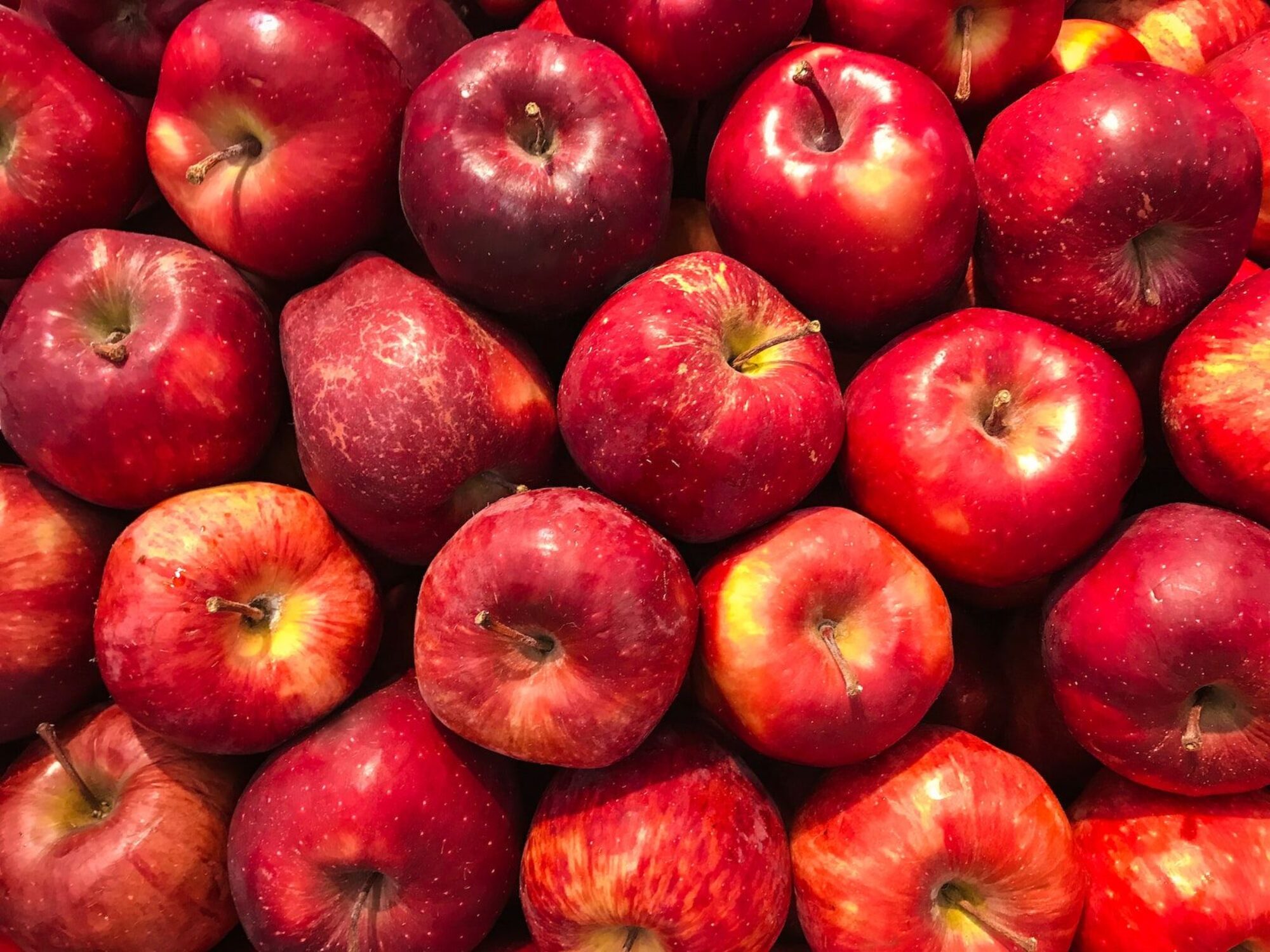 TAS DE POMMES ROUGES ET JAUNES