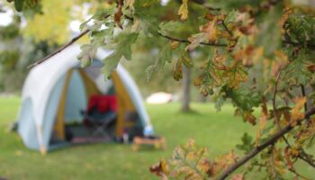 TOILE DE TENTE DANS UN CAMPING